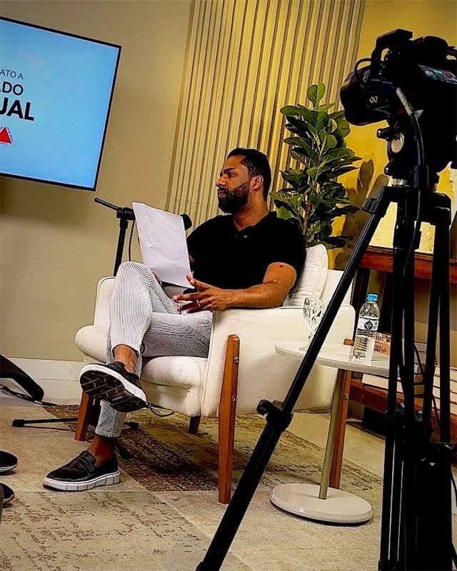 Video maker conduzindo uma entrevista em estúdio