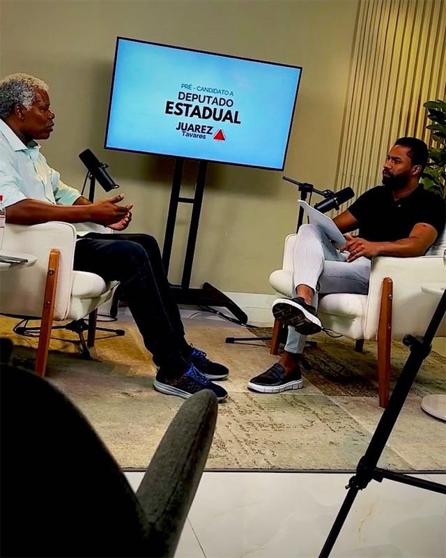 Gravação de entrevista em estúdio com direção de cena